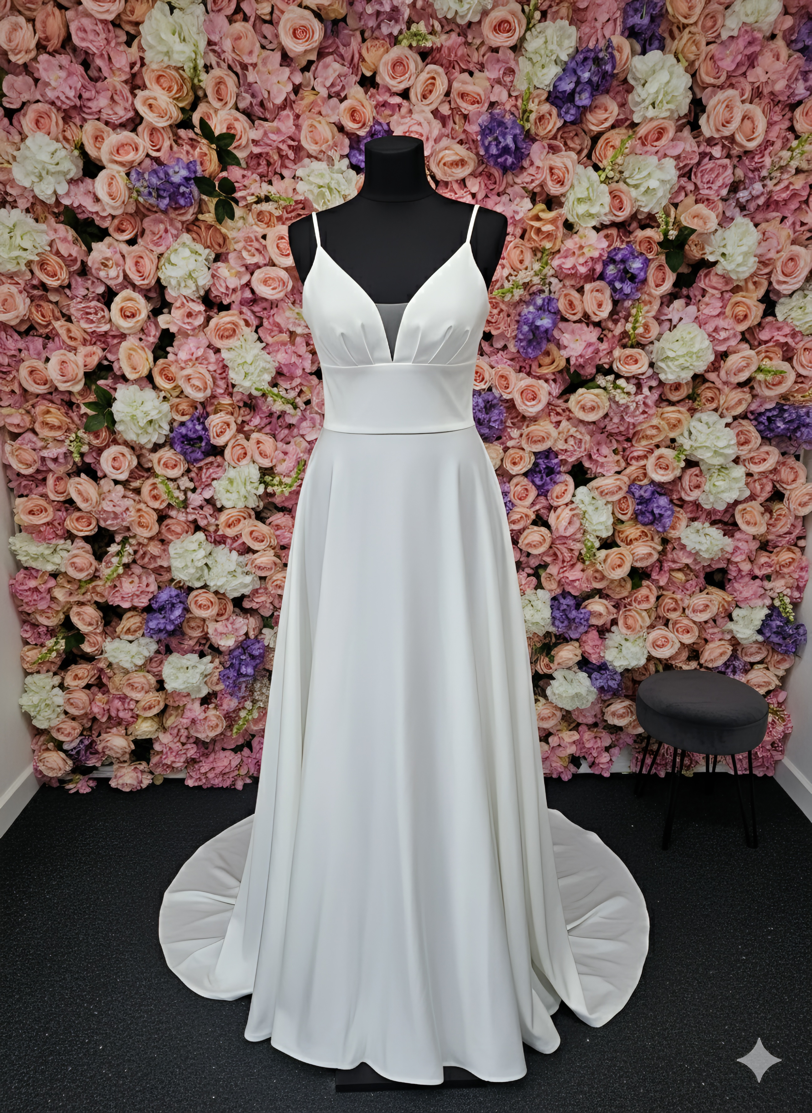 svatební šaty se spadlým rukávem a květinami