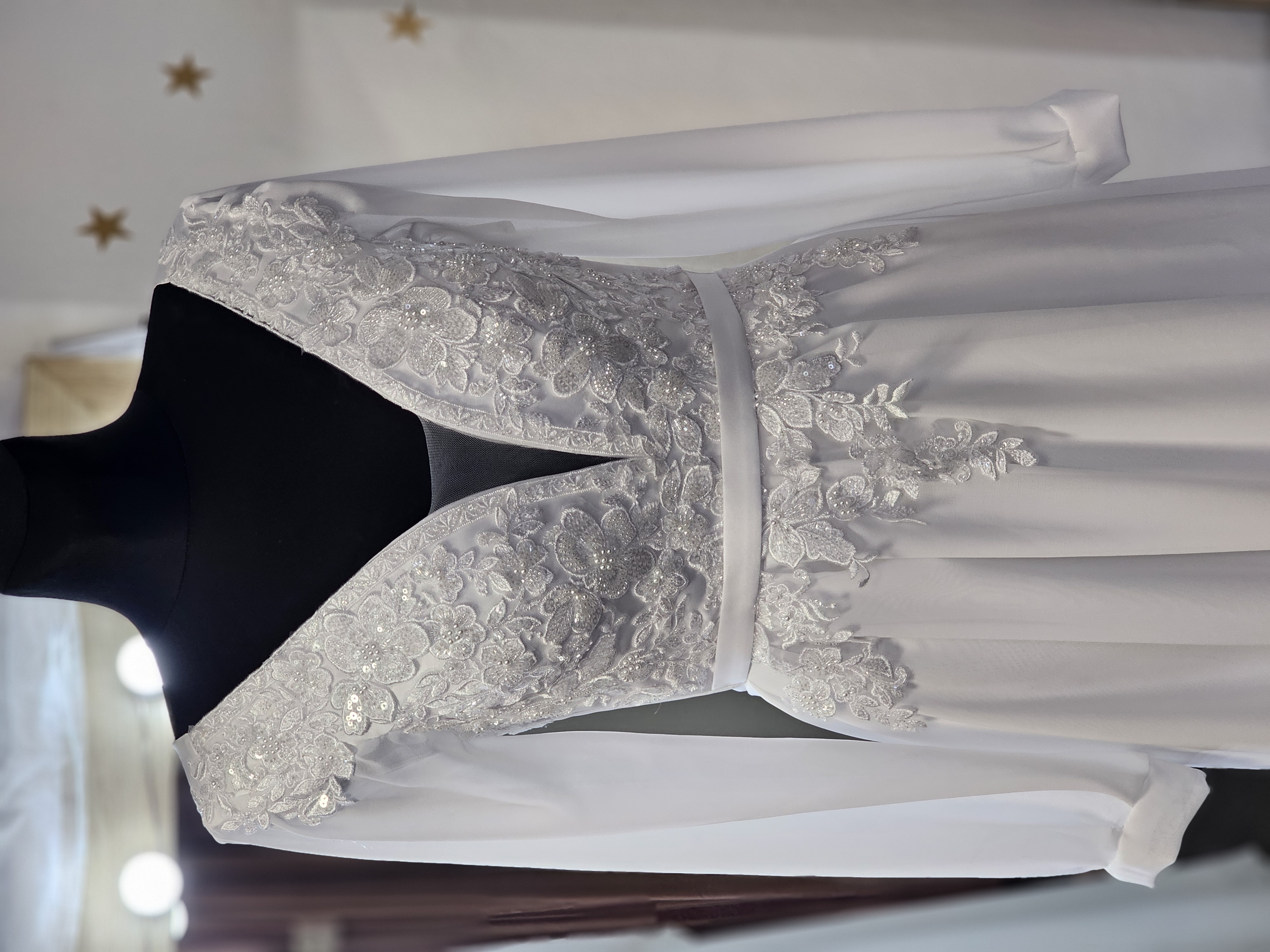 svatební šaty se spadlým rukávem a květinami