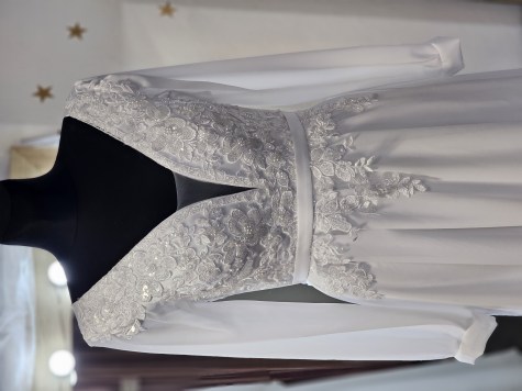 svatební šaty se spadlým rukávem a květinami 